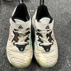 Kids nike sneakers GIANNIS